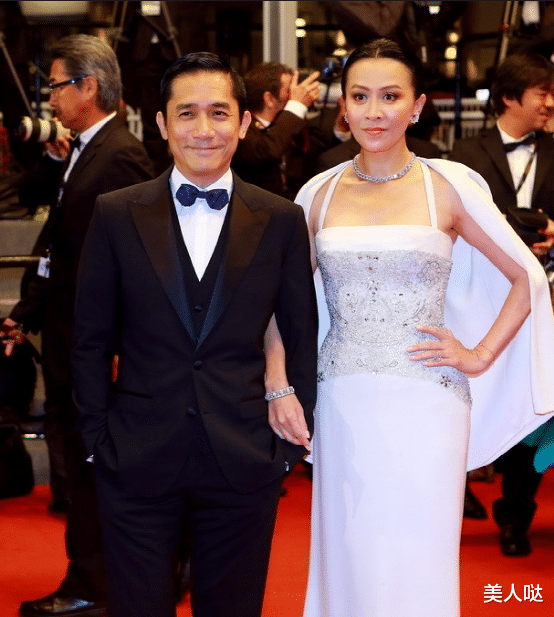 刘嘉玲|刘嘉玲骨子里的自信真美！穿金裙霸气又时髦，难怪能俘获男神梁朝伟