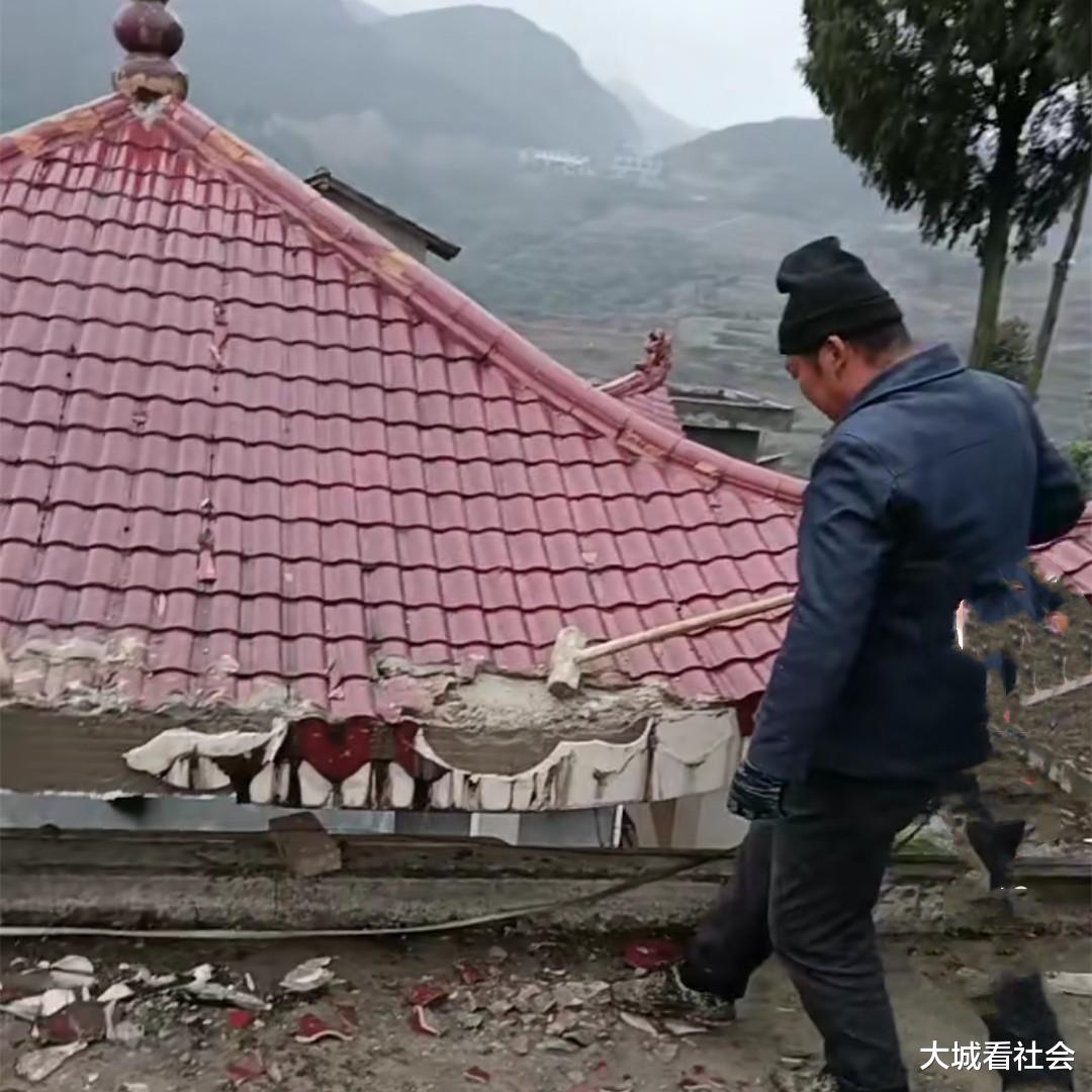 四川一男子花几万建翘角亭,三天两头跟村民吵架,只能心疼拆除掉