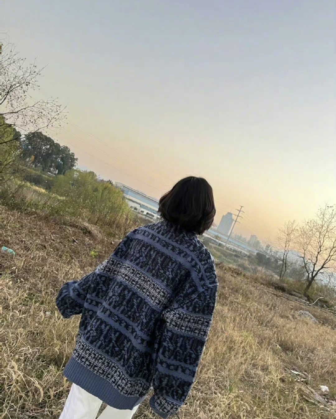 美小凡 大码款式针织毛衣穿得不好看?也不一定,欧阳娜娜穿得挺出众的