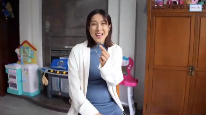 钟嘉欣|钟嘉欣晒泳衣照,挺超大孕肚身材依然傲人,胡定欣陈敏之留言赞美