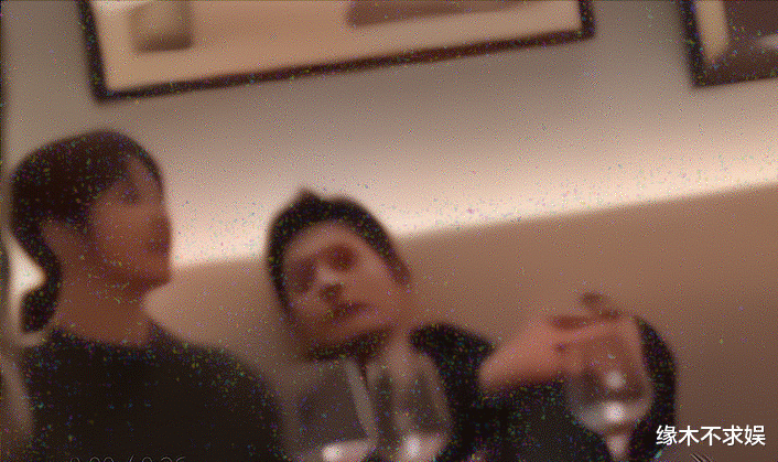 |肖战和杨紫聚餐:摸杨紫头、说悄悄话,团队回应:艺人一直单身