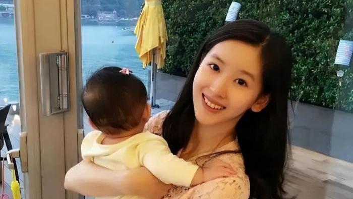 章泽天|章泽天怀二胎挺孕肚与刘强东逛超市网友：这个女人是个厉害角色内心异常强大