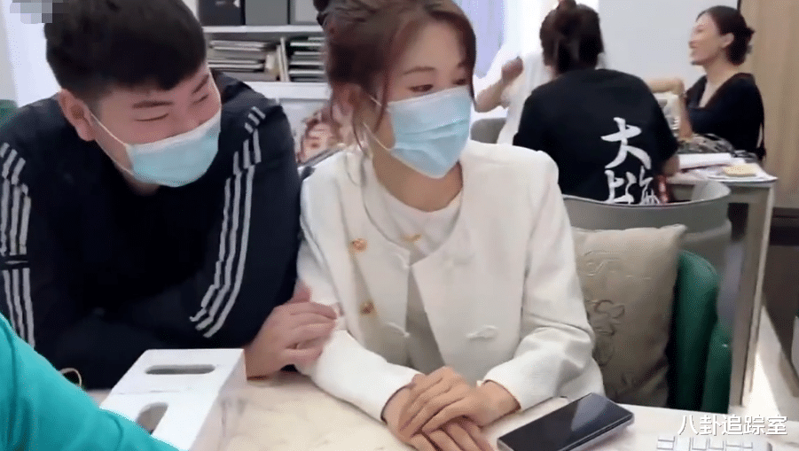 陈萌|曝陈萌未婚先孕,吃油腻食物感到反胃,疑小伟陪伴去北京做产检