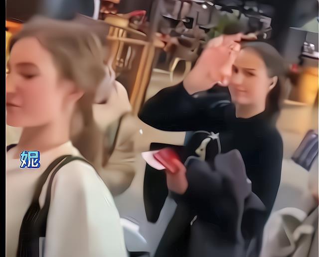 莎莎|K宝莎莎千金一起坐飞机参加冰演！K宝莎莎关系好，千金形单影只