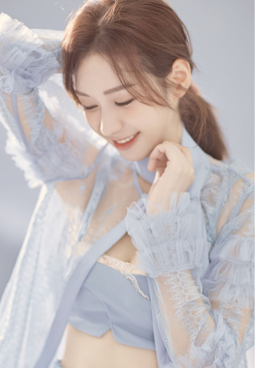 郑合惠子|郑合惠子一袭蓝色纱衣，甜美又性感 。