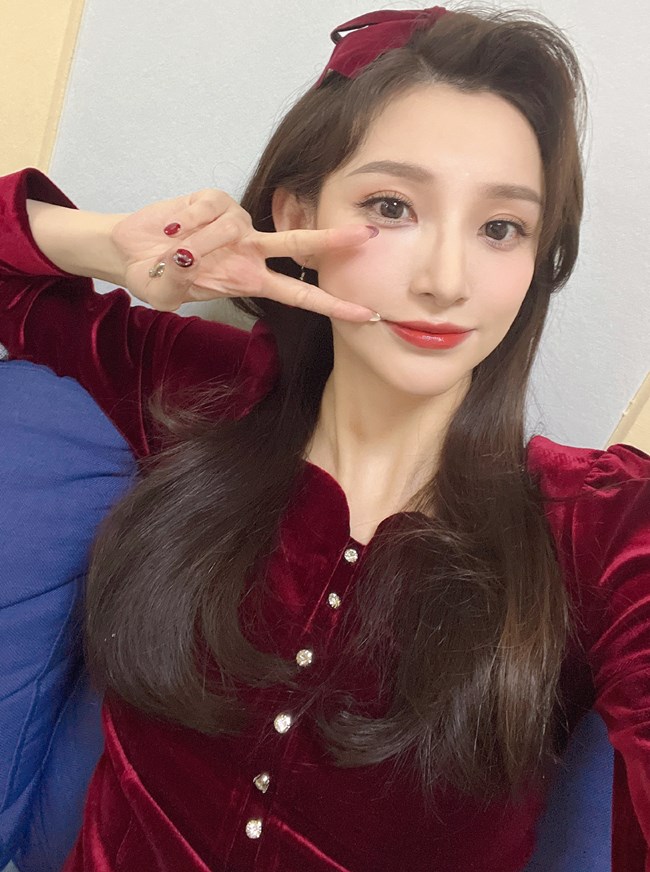 春晚|《春晚》28岁马凡舒火了!既是主持人又是导演,私下叫撒贝宁叔叔