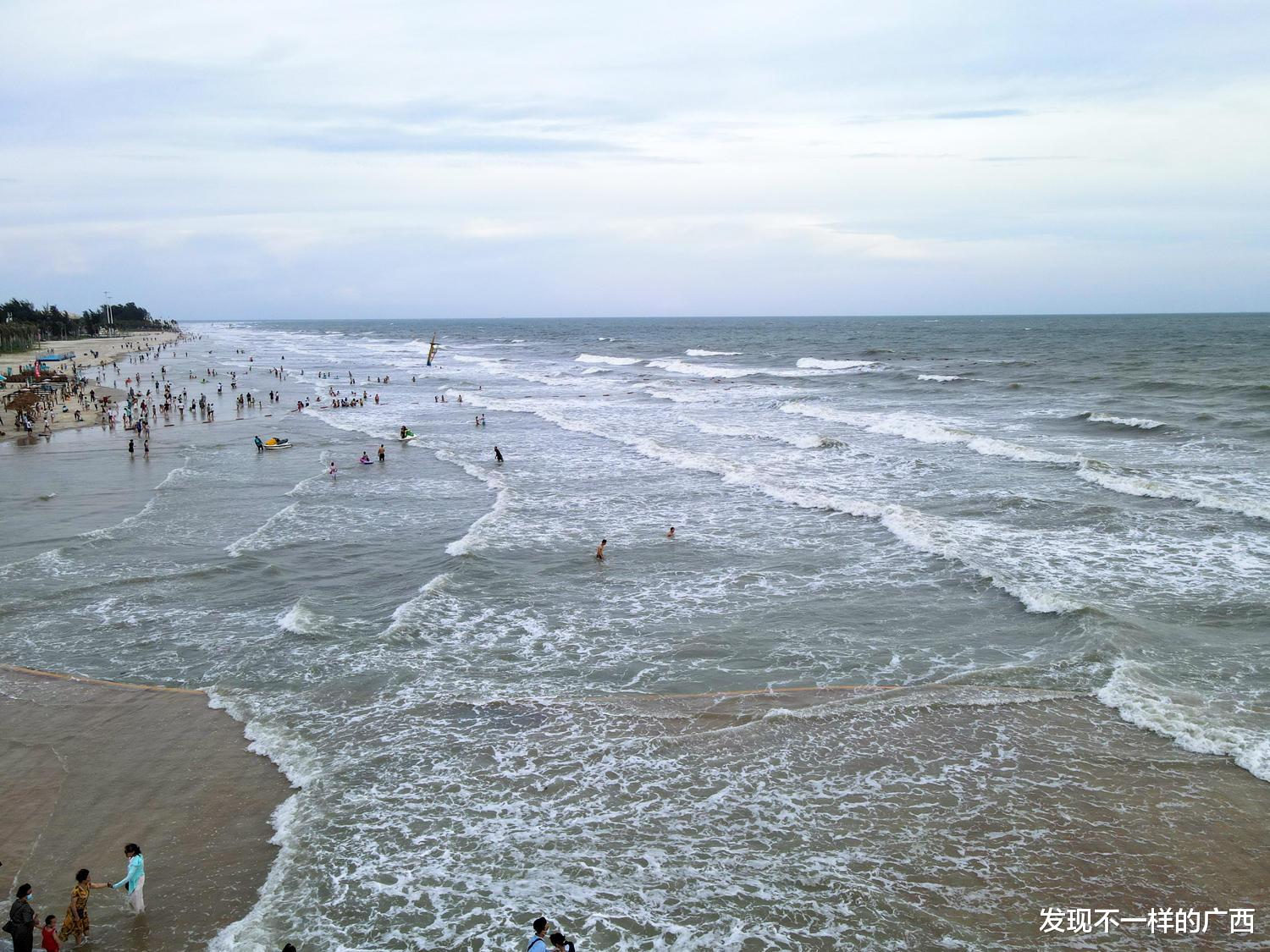 银滩|天文大潮叠加西南大浪，今天，北海银滩景区真是好浪啊！