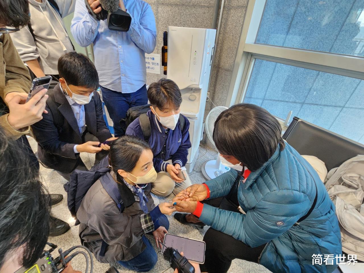 韩国死亡小巷长45米宽仅4米,活人堆叠像坟墓,女孩撕心裂肺喊叫