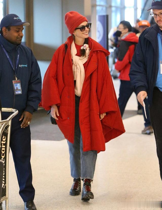 安妮·海瑟薇|安妮海瑟薇,红色超大羽绒服现身机场,如同冬日里的暖阳