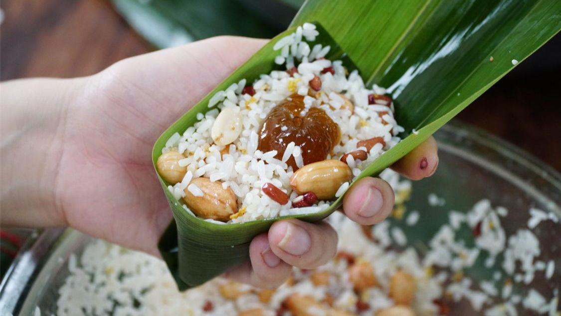 端午节和家人包粽子，煮多久不夹生？怎么包不会漏？不能搞错了