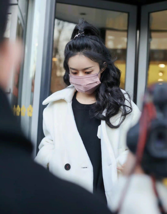 毛晓彤|春晚联排明星路透，赵丽颖甜美，毛晓彤酷似哪吒，韩红撞脸刘欢