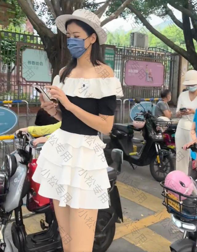 上海:女子穿短裙接娃放学,旁边女子紧盯大长腿