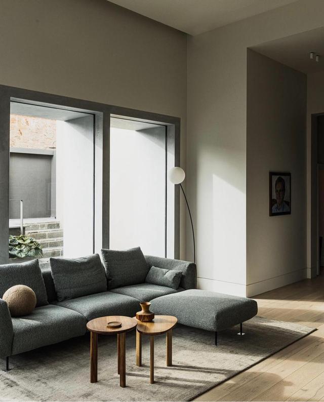 这个宁静的家,中性色调与古董、陶瓷摆件,那叫一个简约大气,美