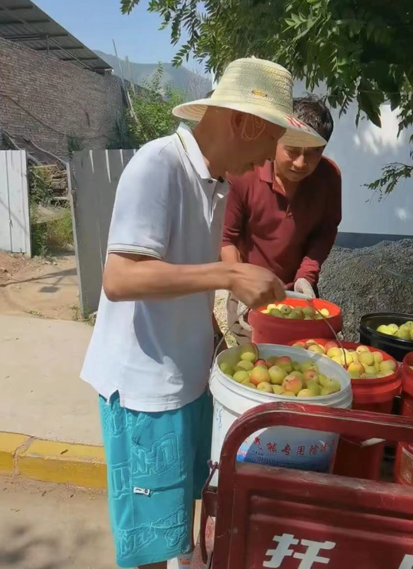 知名戏骨助农街头卖水果！戴草帽烈日下搬货，蹲路边直接吃接地气