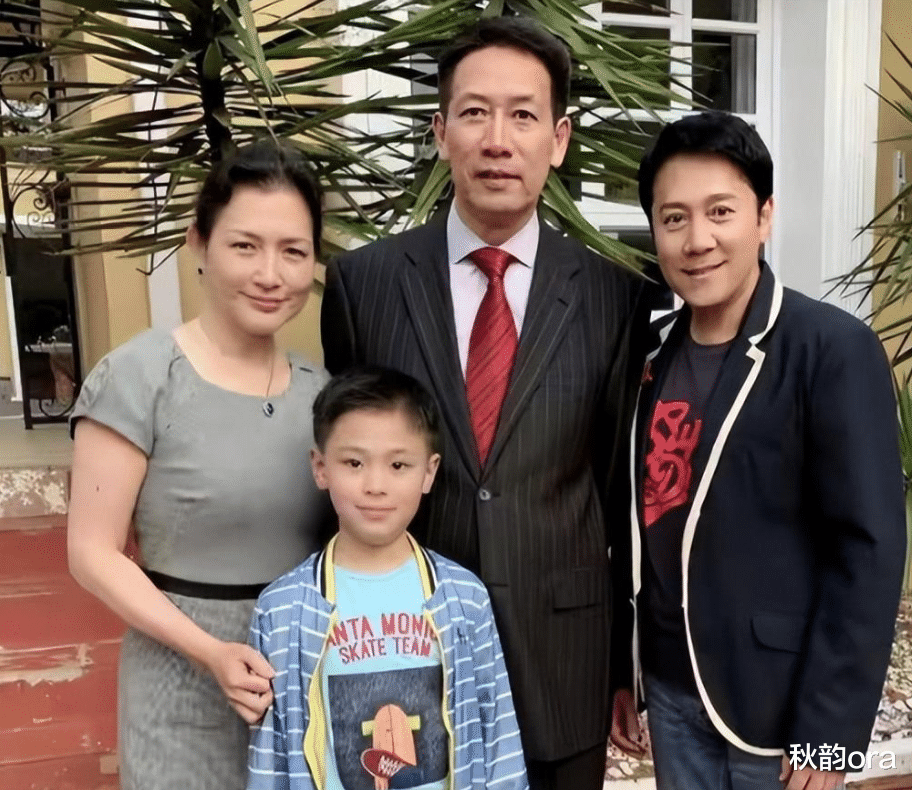 蔡国庆|蔡国庆：两次情断异国恋后，娶粉丝秦娟为妻，如今儿子成他的骄傲