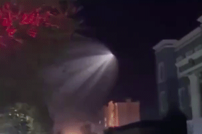 外星人夜访地球?宁夏多地现巨大不明光亮,蝌蚪状的飞船悬于空中