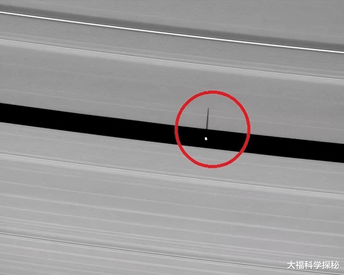 土星环有外星宇宙飞船?探测器传回图片,发现几十个“不明物体”