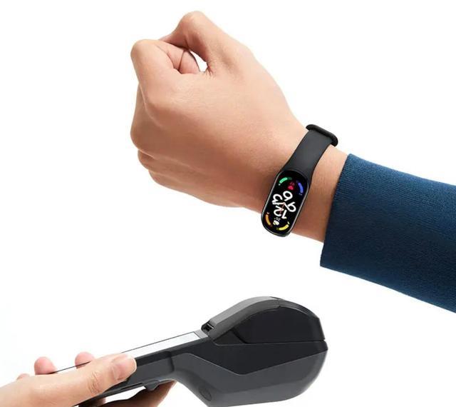 小米科技|小米手环7配置速看：1.62英寸大屏+息屏显示，AppleWatch这下慌了