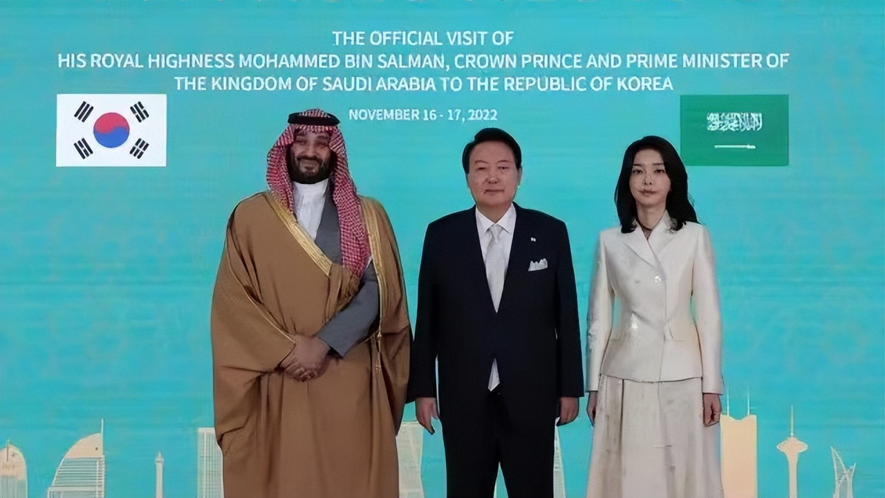 穿衣搭配 韩国第一夫人太拼了！盛装接待沙特王储，比在峰会晚宴上还要美