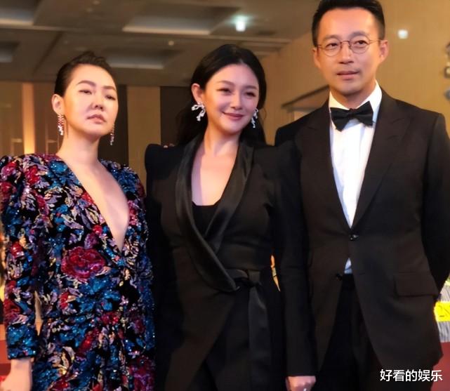 大S|46岁大S和老公穿情侣装聚餐，肚子隆起疑怀3胎，婆婆1天3电话问候