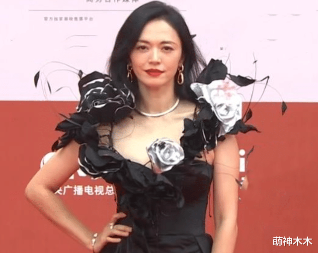 陈都灵|北影节红毯：张天爱直角肩抢镜，李宇春内搭长裙，陈都灵晕妆了