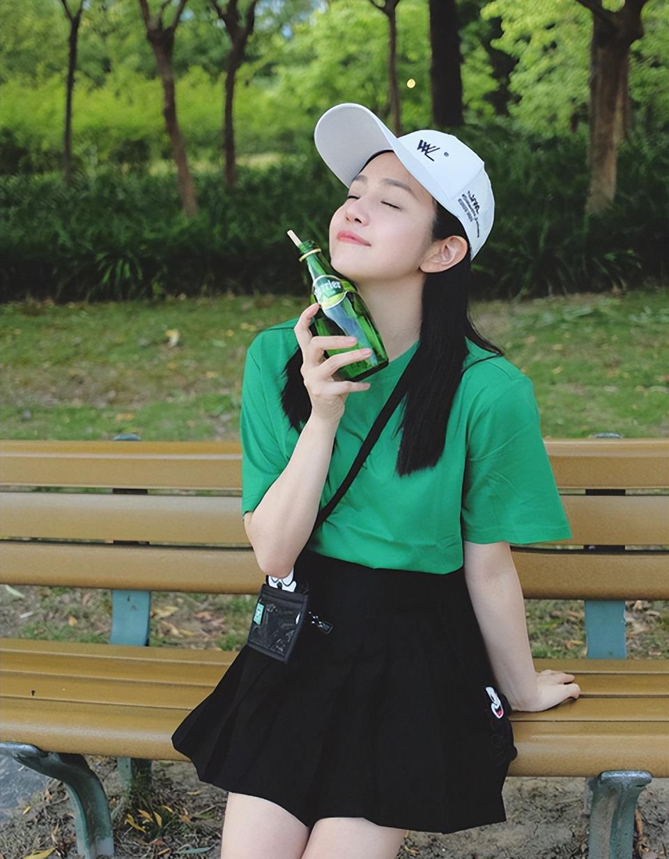 保湿 39岁陈妍希宣布复工晒照，穿短裙皮肤白皙状态佳，嘟嘴卖萌似少女
