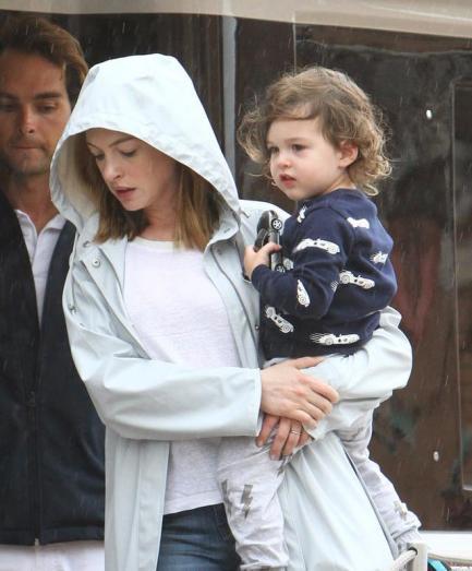 安妮·海瑟薇|颜霸宝宝乔纳森：继承母亲海瑟薇的美貌，1岁险被不靠谱老妈送走