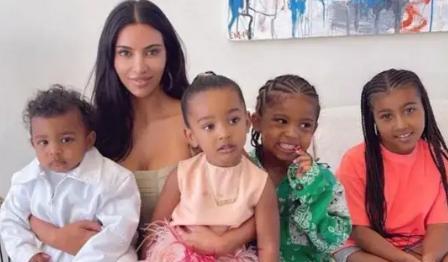 金·卡戴珊|金卡戴珊看儿子踢球，素颜外出没架子！穿短袖拖鞋，秀白皙美腿