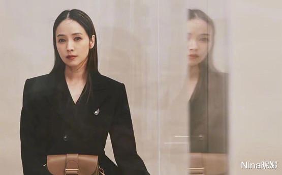 侯佩岑|侯佩岑瘦太狠！穿V领波点裙撑不起目测80斤，发际线后移大脑门抢镜