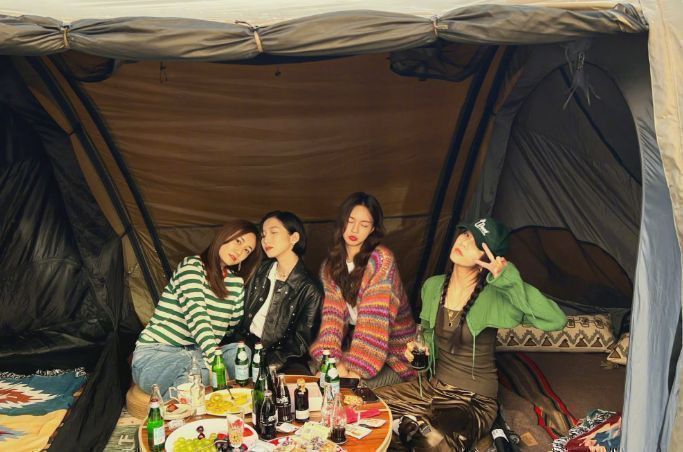 孟美岐|沈梦辰孟美岐野外露营，晒贴脸合影被骂，火速删博引发热议