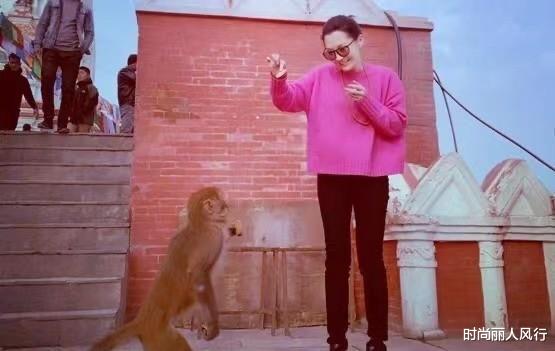 许晴|53岁许晴罕见亮相又变年轻不少！穿白色居家服拍大片，还梳丸子头