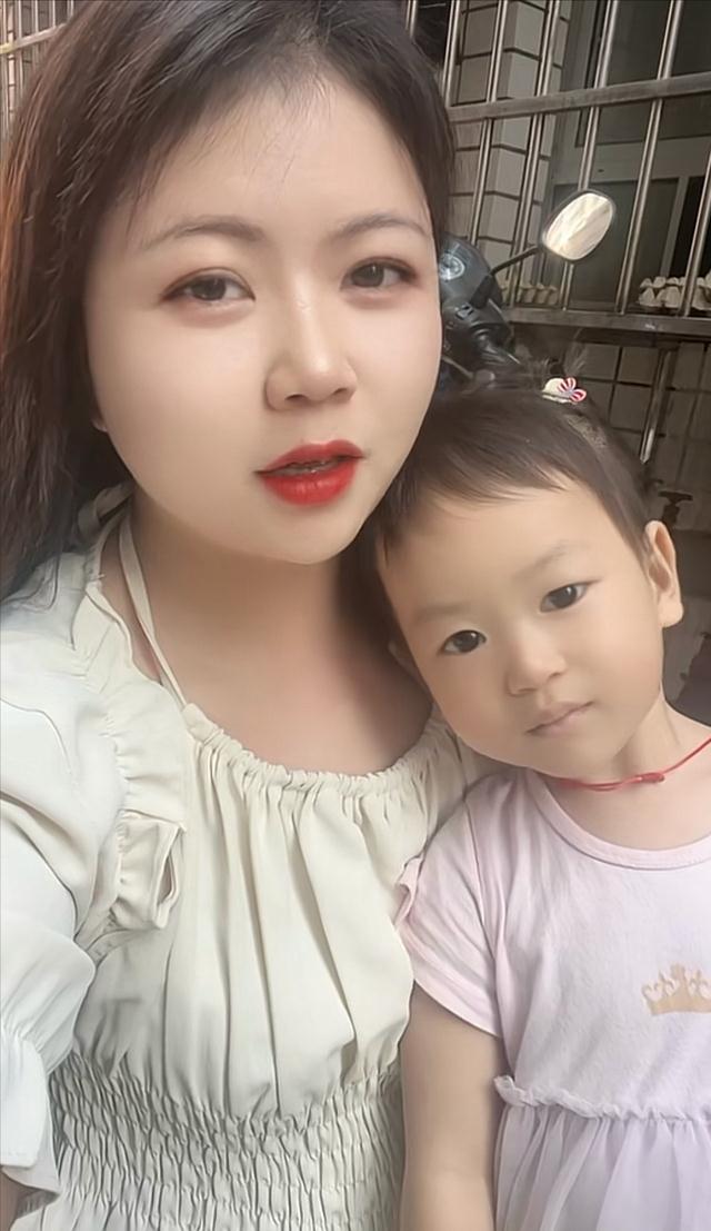 俩单亲妈妈因榜一大哥起争执,争风吃醋互相诋毁,揭开行业遮羞布
