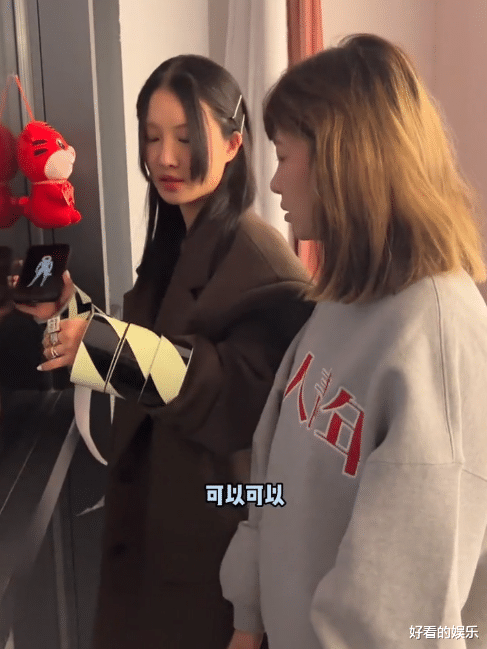 珍馐记|网红痞幼挑战夜光胶条服，身上裹满胶带引争议，网友：丢人现眼