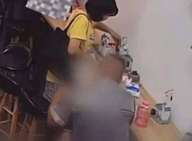 浙江绍兴,35岁女子尹某带着只有13岁的女儿,与34岁男友孙某到奶茶店消费时