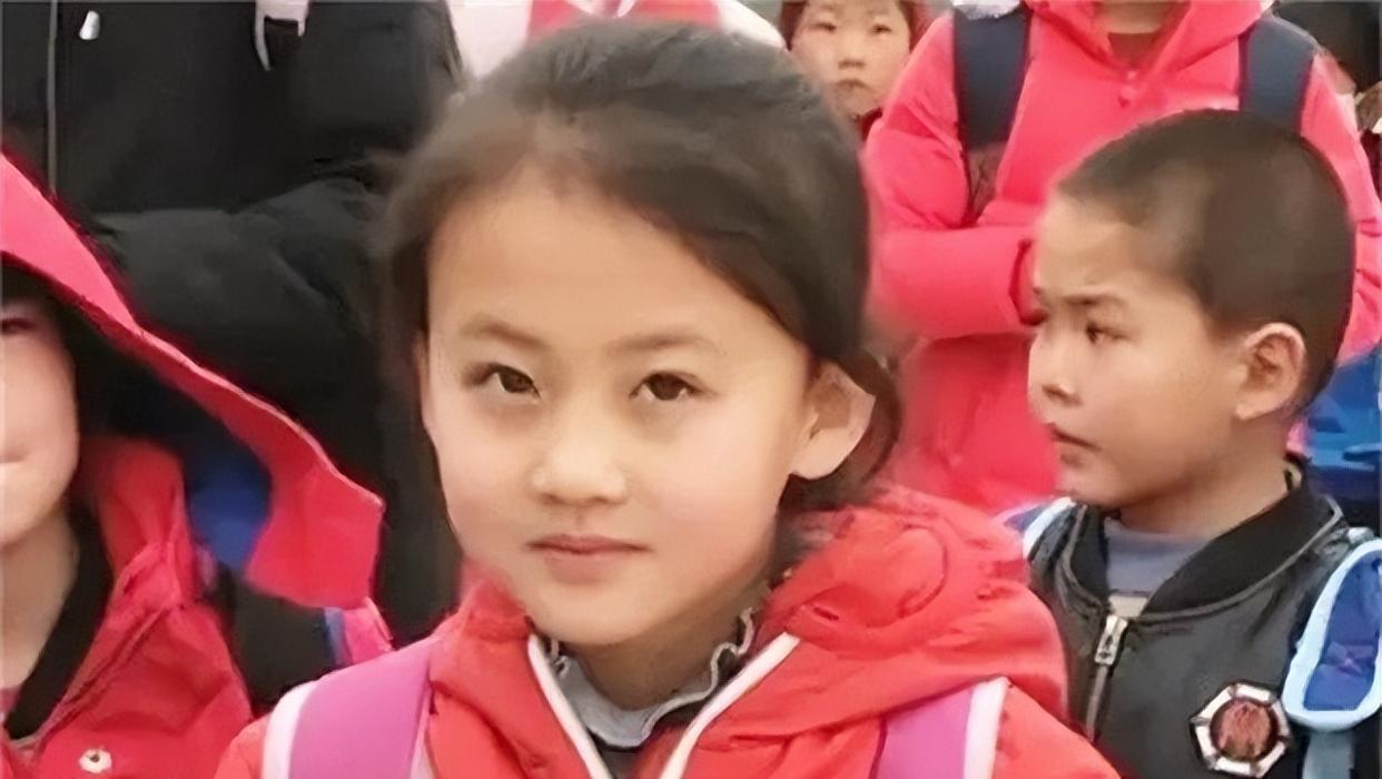 铁嘉欣:7岁女孩因一张笑脸走红,父母因此为她拒绝100万的签约