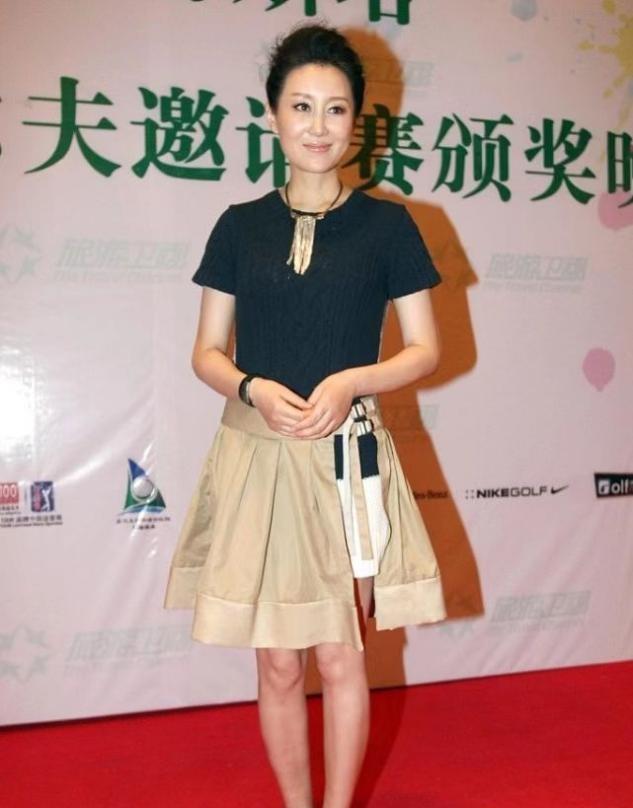 孙楠|孙楠二婚妻子真优美，穿短裙铅笔腿似超模，一脸富态挺高级