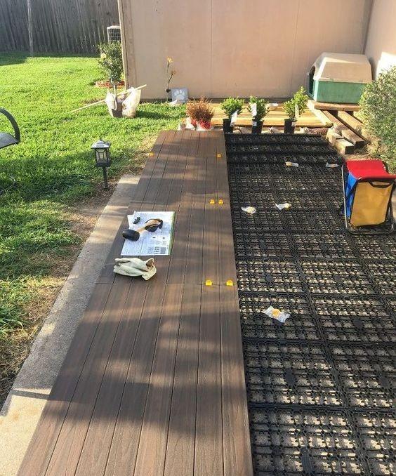 二手房翻新,将旧地砖敲碎一块块铺阳台上,一分钱也没多花,真香