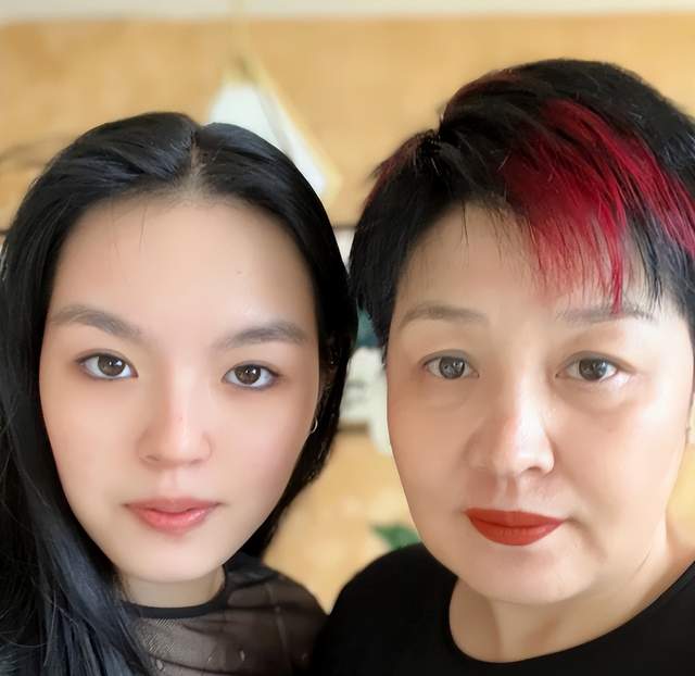 哈文|哈文晒出女儿健身照,20岁法图麦身材火辣,与妈妈相依为命定居国外