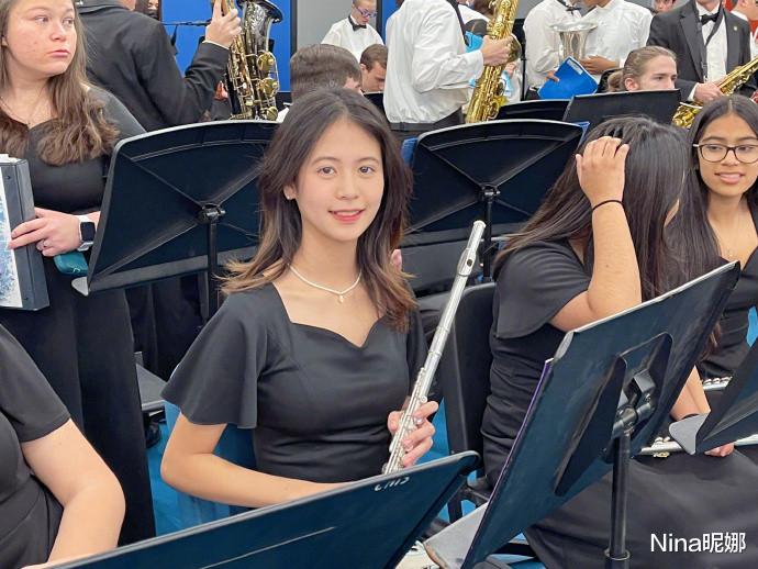 翁虹|翁虹携丈夫看女儿美国演出,16岁女儿穿小黑裙表情淡定,母女俩五官一样