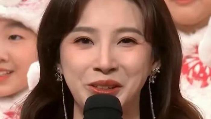 杨紫|?春晚主持人3大亮点！尼格买提黑眼圈实力抢镜，马凡舒发型引热议！