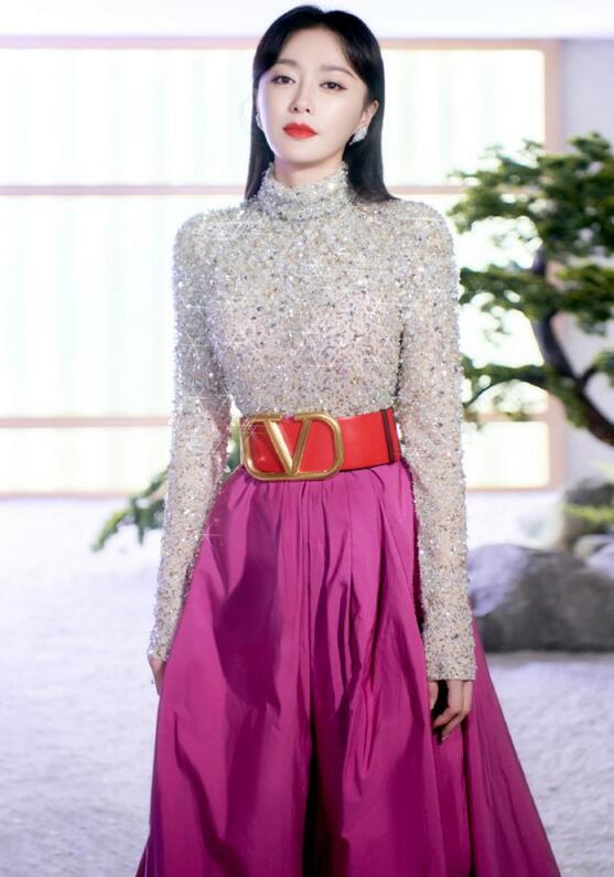 秦岚|秦岚气质真好！“钻石衣”搭配粉色长裙，不显浮夸，反而很显气场