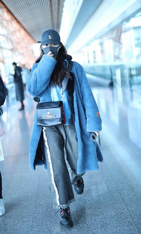 美少女林允好潮，穿格纹针织外套配白色连帽卫衣加紧身裤超时尚