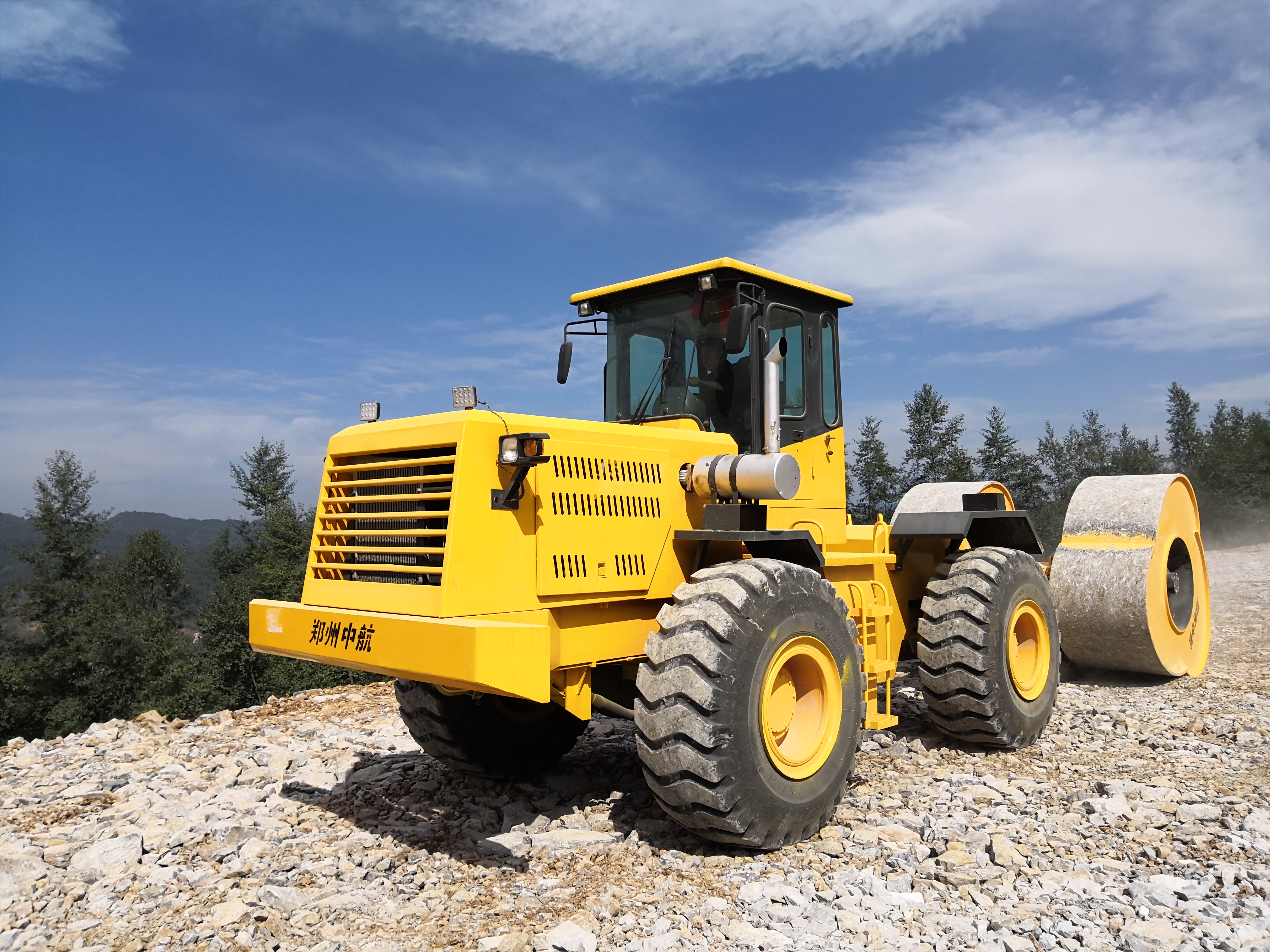 冲击式压路机有什么用?yct25冲击碾压机在水泥土路面如何施工?