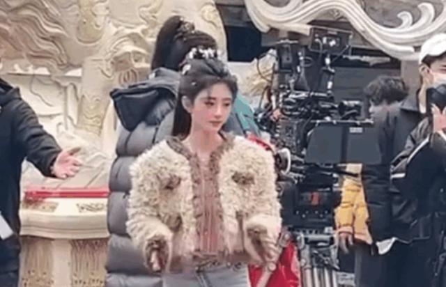 鞠婧祎|《仙剑4》开机，鞠婧祎饭拍图美若仙，不料却被路人照暴露了身材