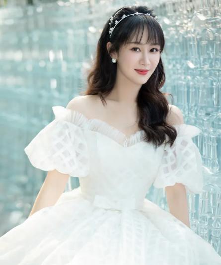 杨紫|杨紫回应与刘学义是兄弟情!发聊天截图否认留宿,澄清喂蛋糕事件