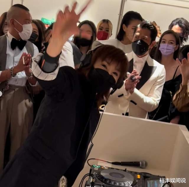 张曼玉|57岁女神张曼玉现身！打扮性感奢华，谢霆锋郭富城耐心听其打碟