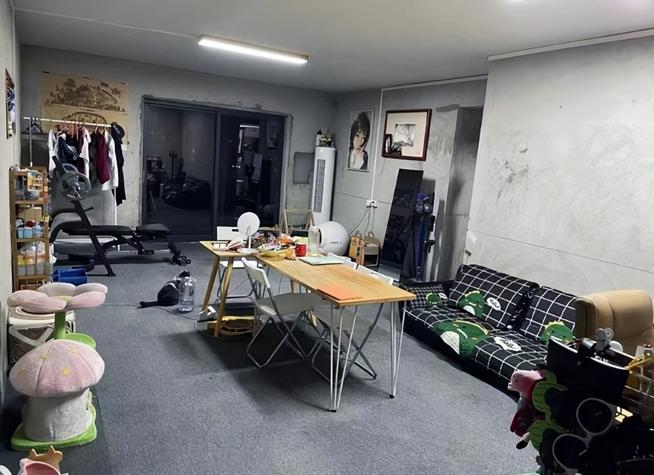 没钱装修，直接住进毛坯房，这对小夫妻的“赤贫风”意外火了