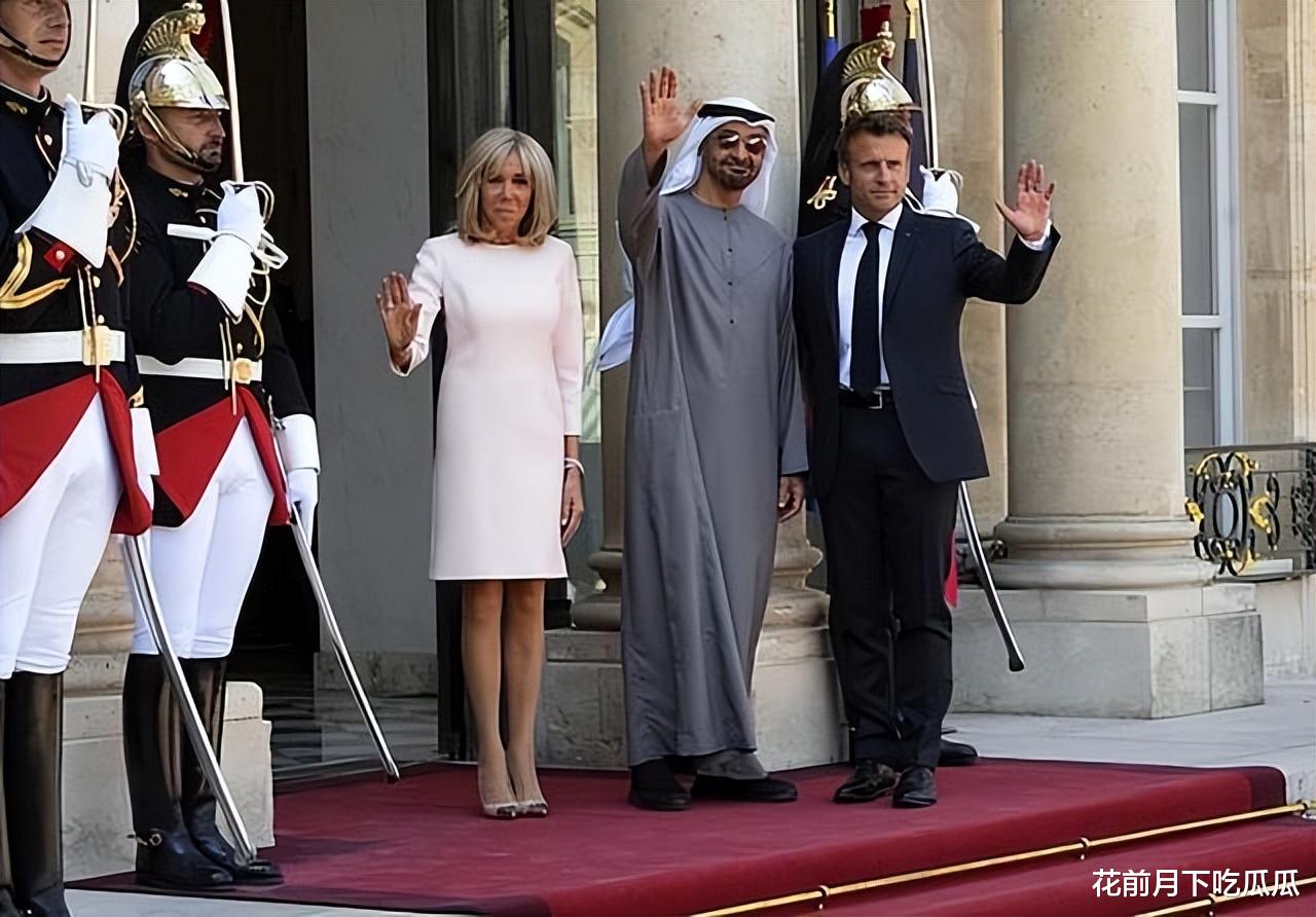 埃马纽埃尔·马克龙|69岁布丽吉特：照片被老公P成少女，国宴穿露肩裙，被宠成小公主