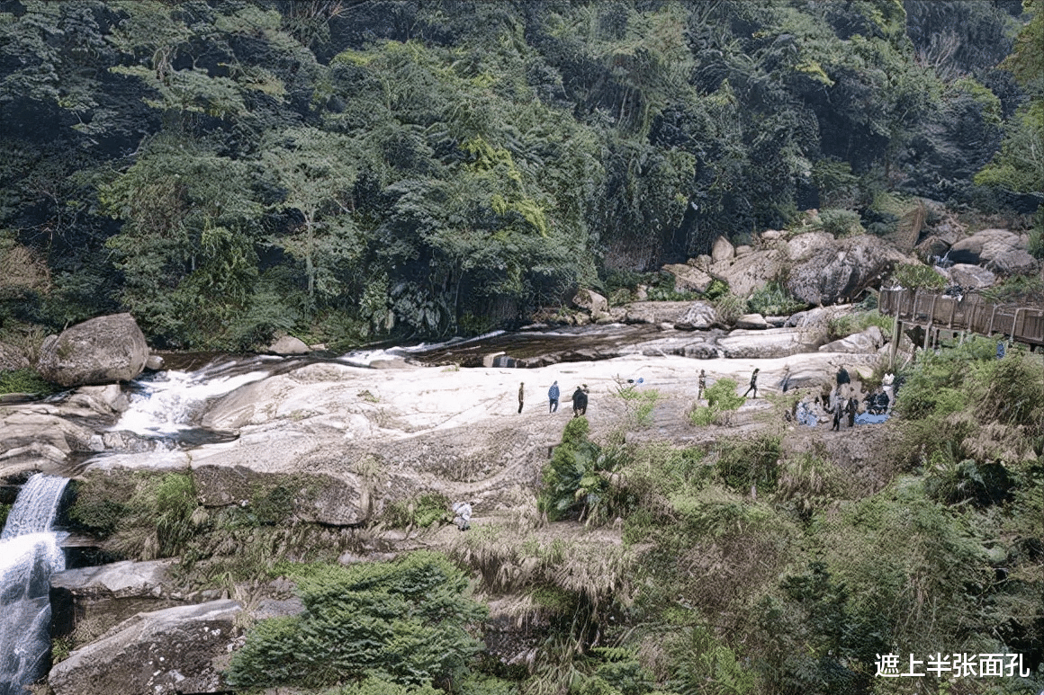 炎亚纶|《初拥》两名剧组人员坠谷身亡，男女主角罢演，炎亚纶发文抗议