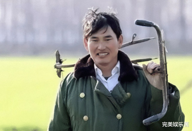 朱之文|袁庆穿着暴露和大衣哥拍合照,后者春心荡漾直跳舞,网友:丢人